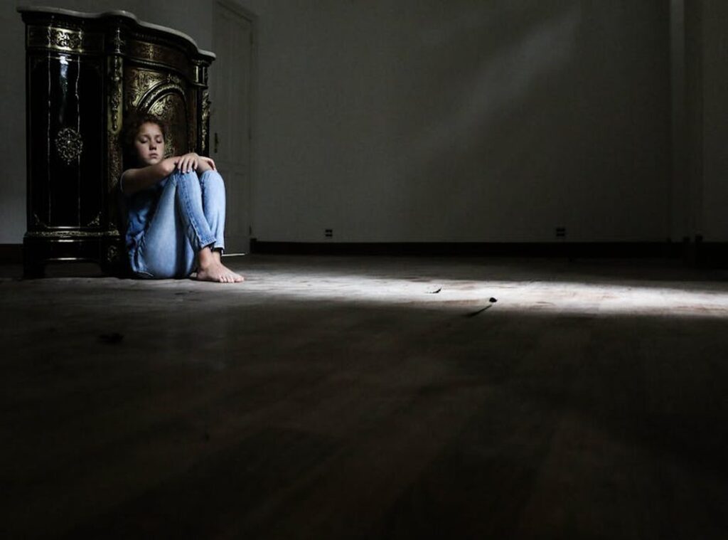 whatsapp sad dp girl